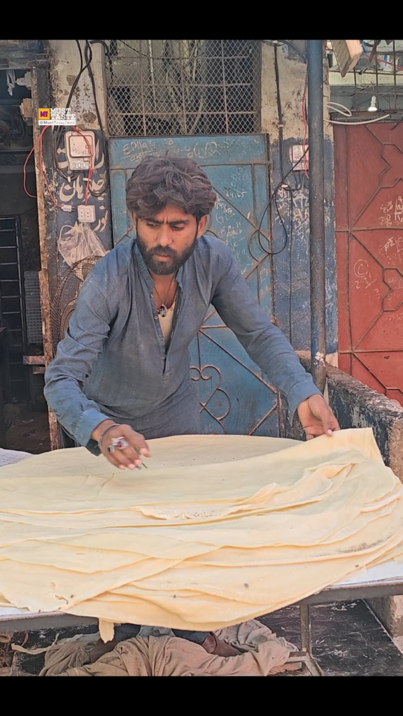 Pakistan's Biggest Manda Roti | Street Roll & Samosa Patti - Rumali Roti Making!