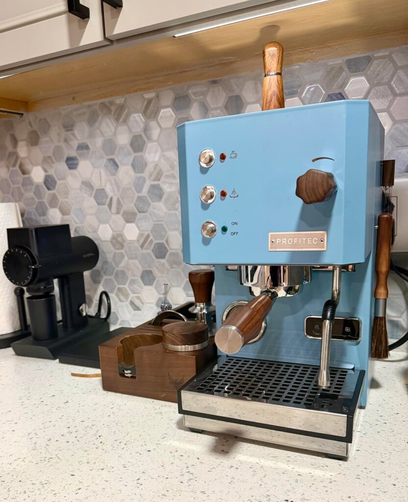 Waited very long to get the Profitec go in blue, but it was worth it! Added some walnut accents