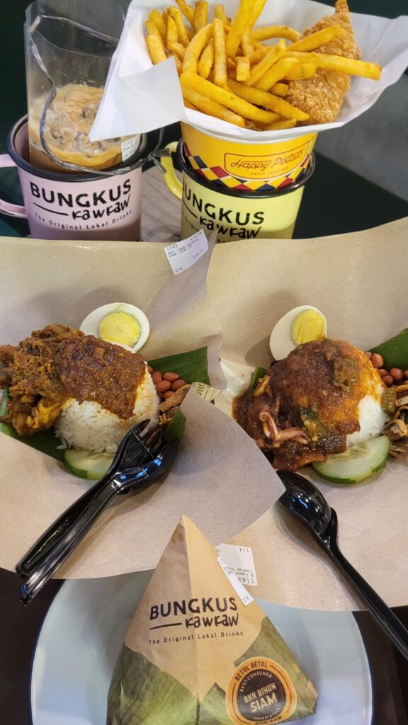 For today's breakfast, I ate Coconut Rice with Lemongrass and Turmeric Chicken, Chili Squid Rice and Siamese Rice Vermecelli.