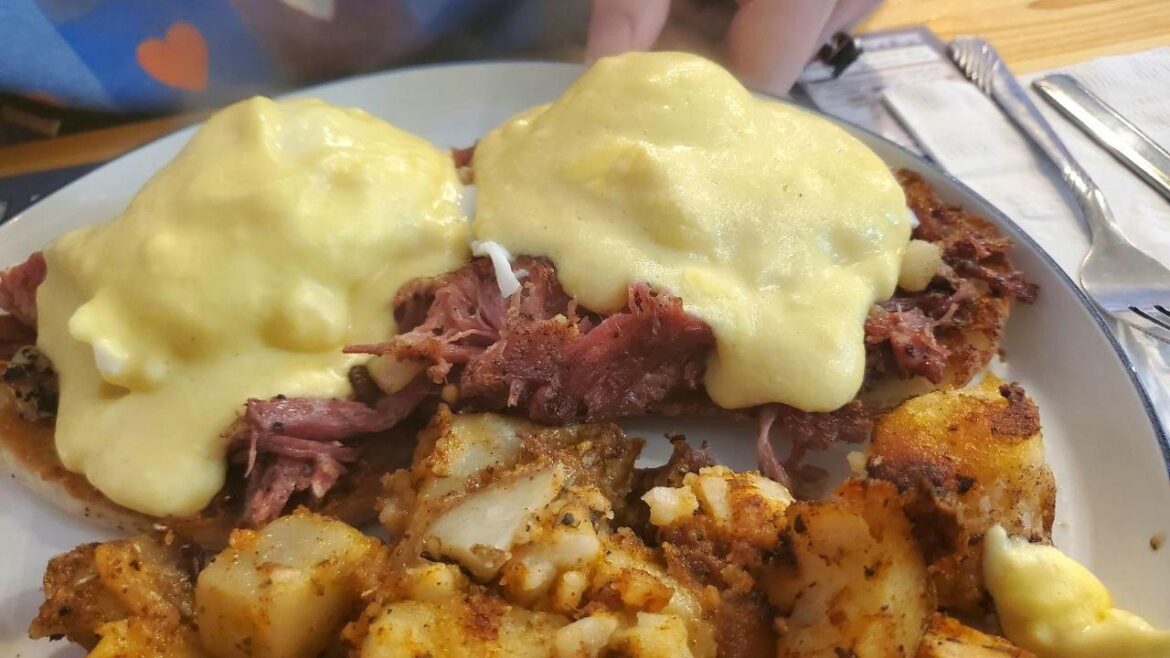Corned beef hash benedict & homefries