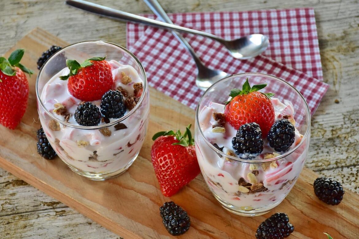 Berry Bliss Yogurt Parfait – A Creamy Delight of Fresh Fruits & Crunch” 🍓🥄