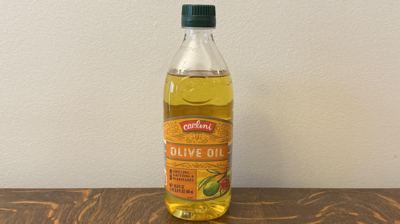 Carlini olive oil with bread