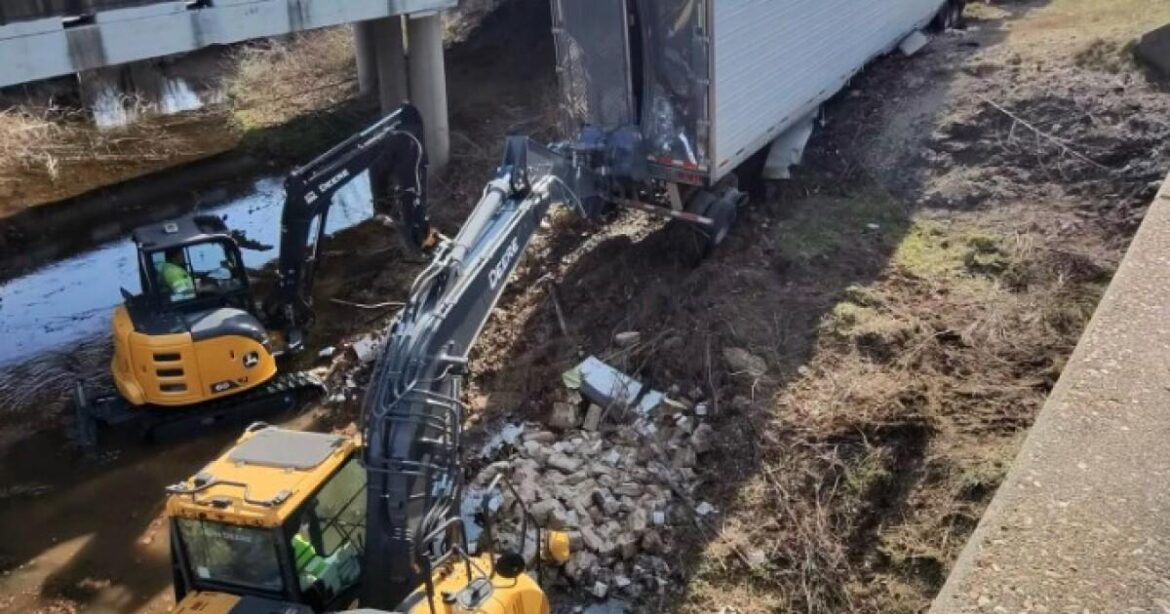 Missouri town breathes easier after crews clean up wrecked semi carrying rotting tofu