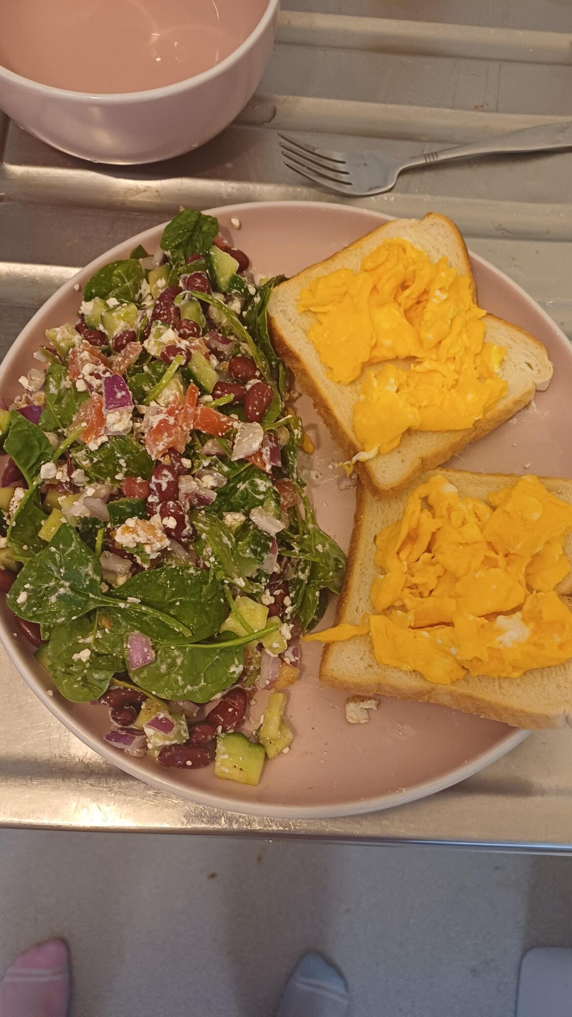 Eggs on toast and salad 575cal