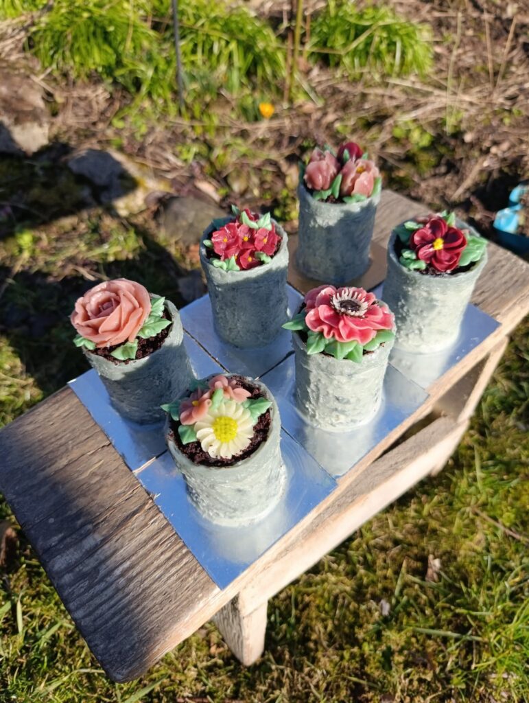 Nano cakes (4,5cm) with buttercream flowers 🌼