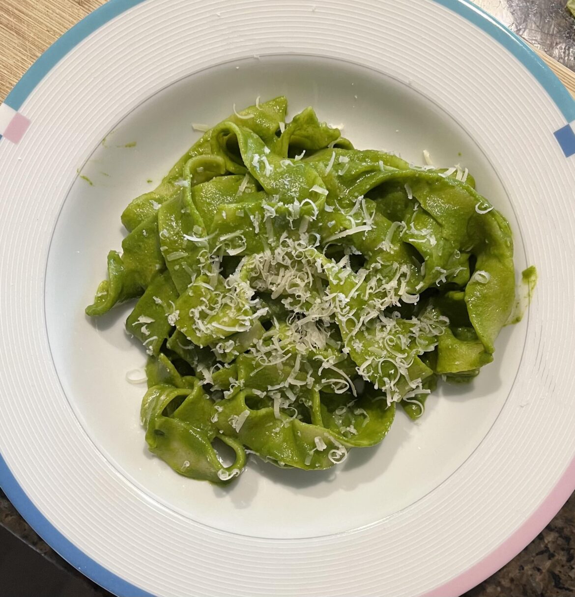 Fresh garlic fettuccine tossed in a spicy spinach sauce