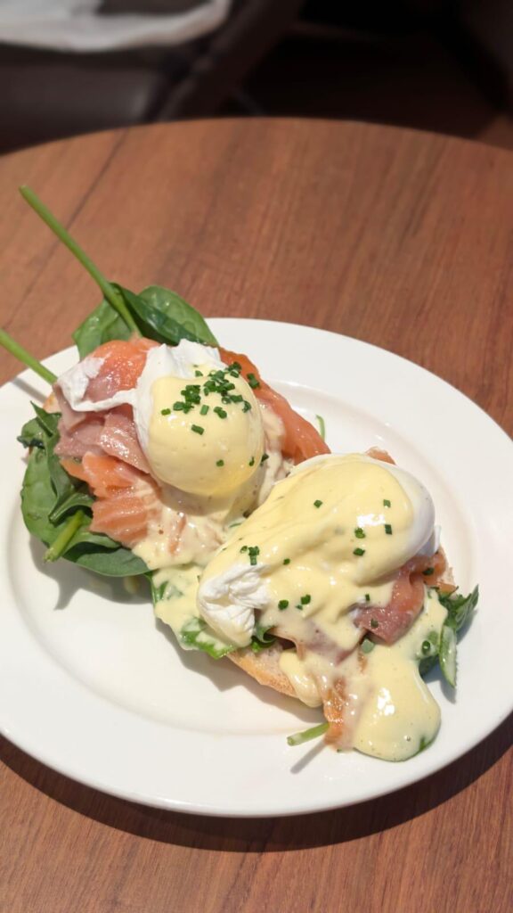 (Homemade)egg Benedict with smoked salmon