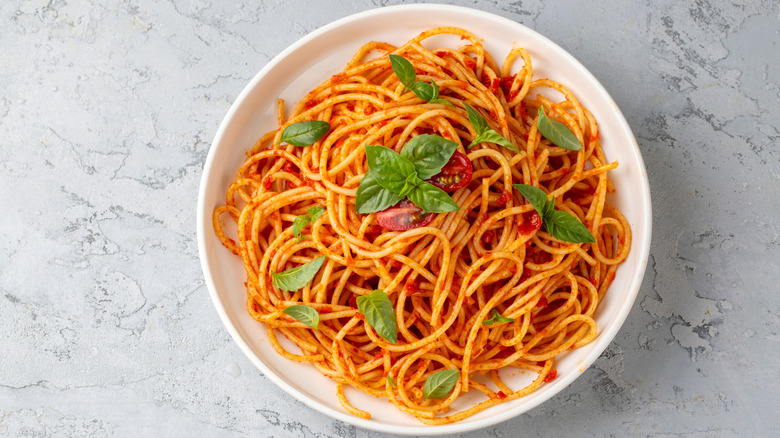 Spaghetti with red sauce, with basil and fresh tomatoes