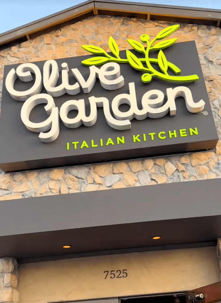 @alessandro.salimei/TikTok, @italiangirl1130/TikTok olive garden sign on the restaurant exterior