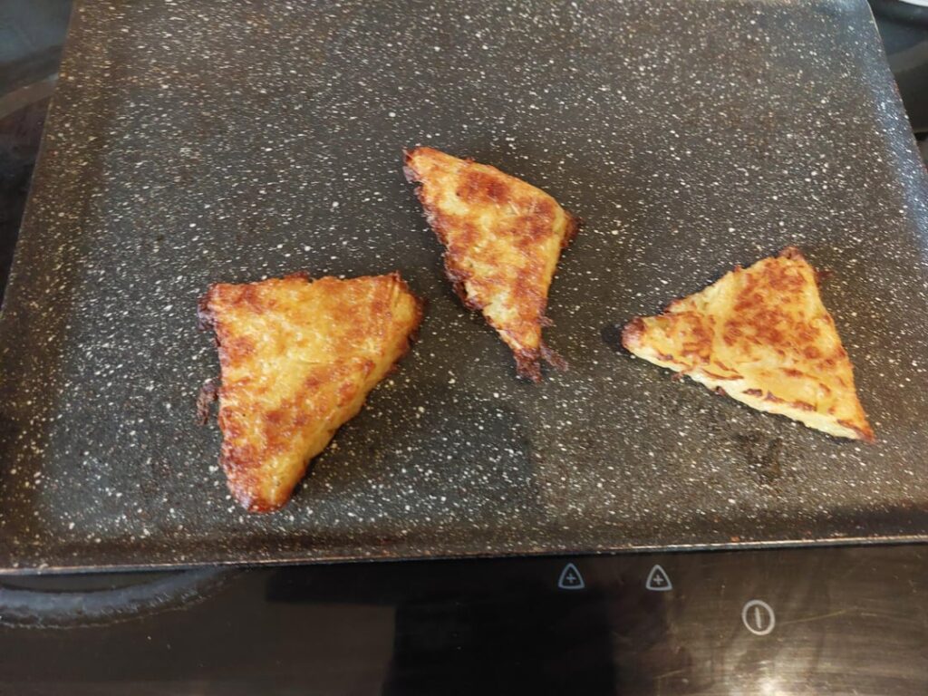 Tried to make Fallows fancy hash browns. Didn't got to plan. Fell apart in deep fat fryer but when they were baked they still tasted amazing