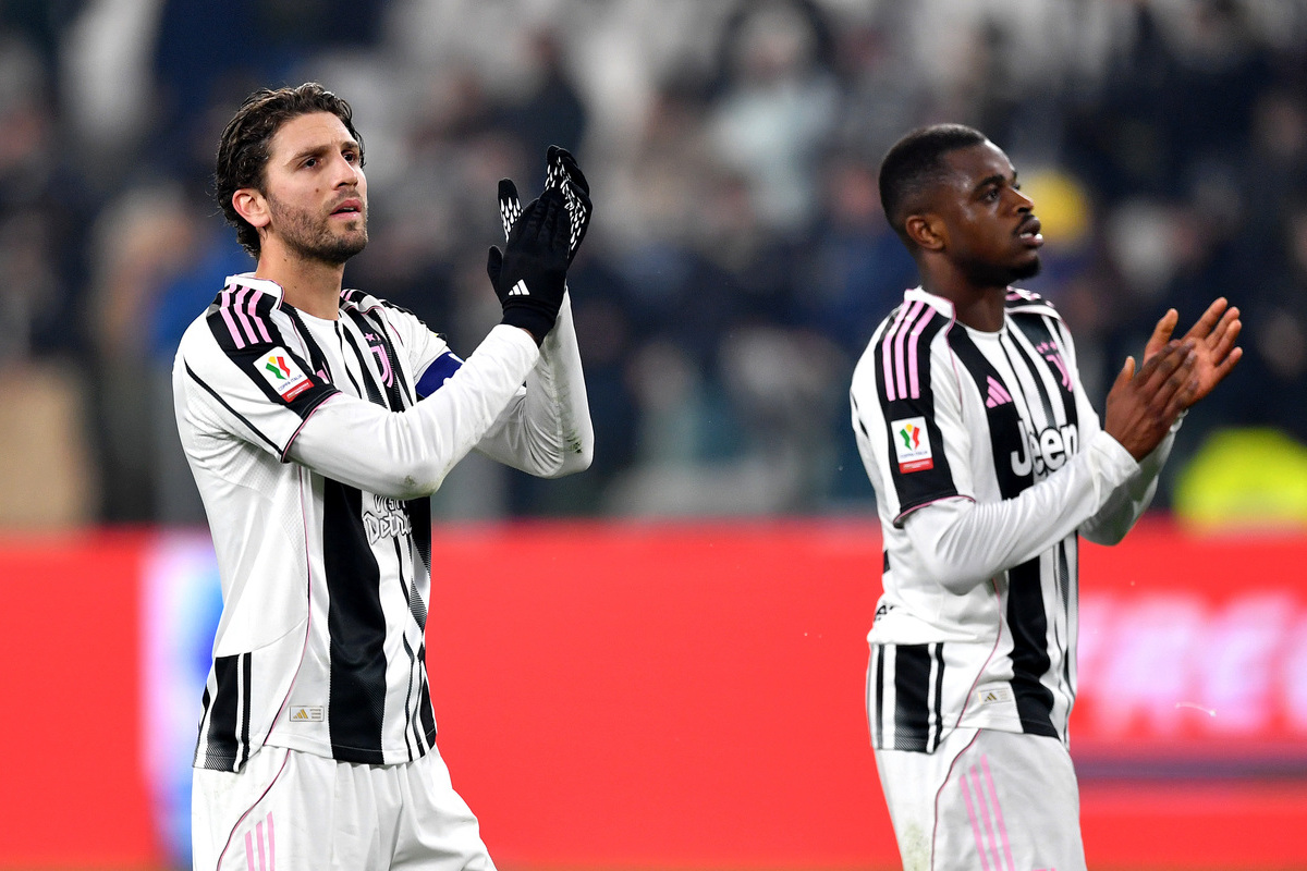 TURIN, ITALY - DECEMBER 02: Manuel Locatelli (L) and Pierre Kalulu of Juventus acknowledge the fans after victory in the Coppa Italia match between Udinese Calcio and Juventus at Allianz Stadium on December 02, 2025 in Turin, Italy. (Photo by Valerio Pennicino/Getty Images)