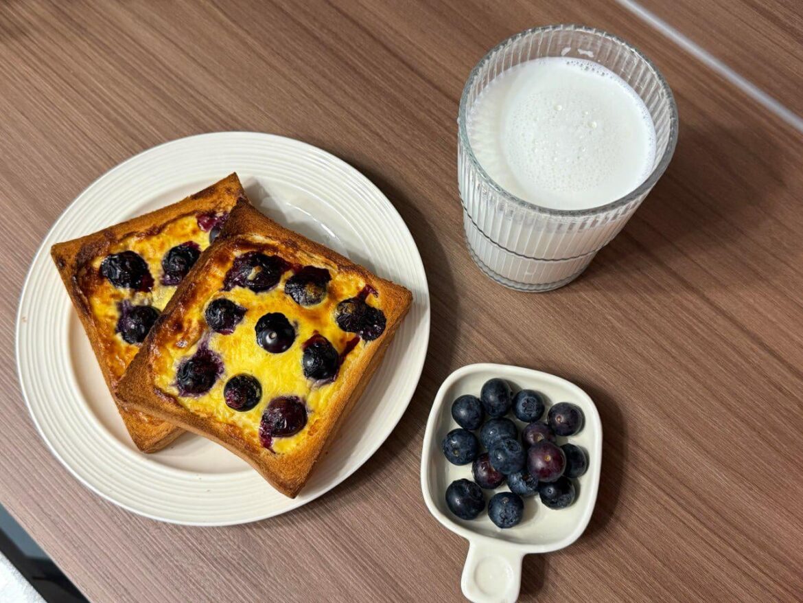 A simple breakfast: toast with blueberries and milk – refreshing and satisfying