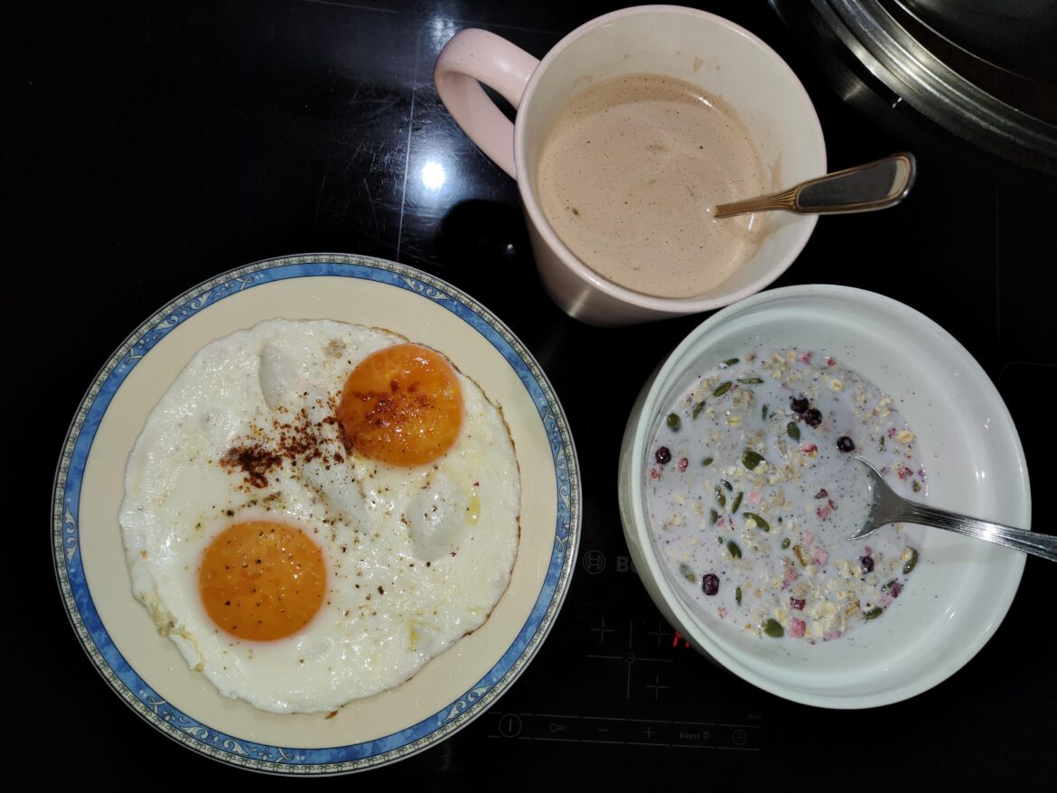 Morning random meal, two eggs seasoned with some black pepper, cayenne pepper and pinch of salt, milk with unsugared cocoa and coffee and a bowl of granola with milk and two extra spoons of oats.