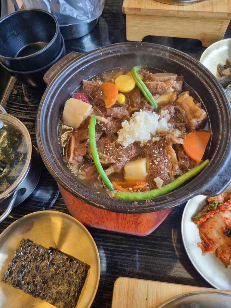 a delicious Korean table 소갈비찜과 간장게장