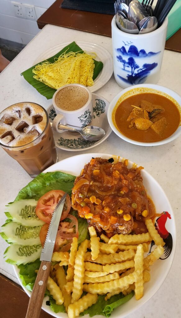 For today's breakfast, I had Net Pancake with Curry Chicken, Hainanese Chicken Chop, Hot & Cold Coffees and Peanut Bread.