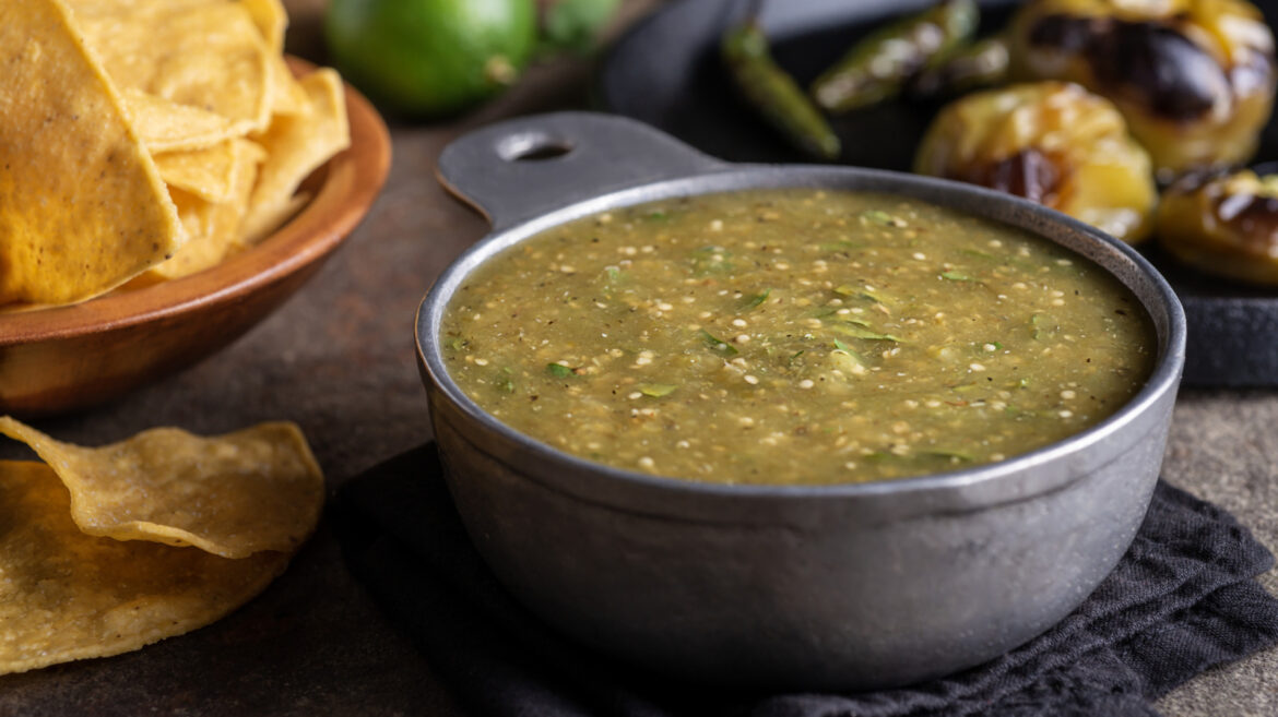 The Salsa Red Flag That Shows A Mexican Restaurant Is Doing Too Much