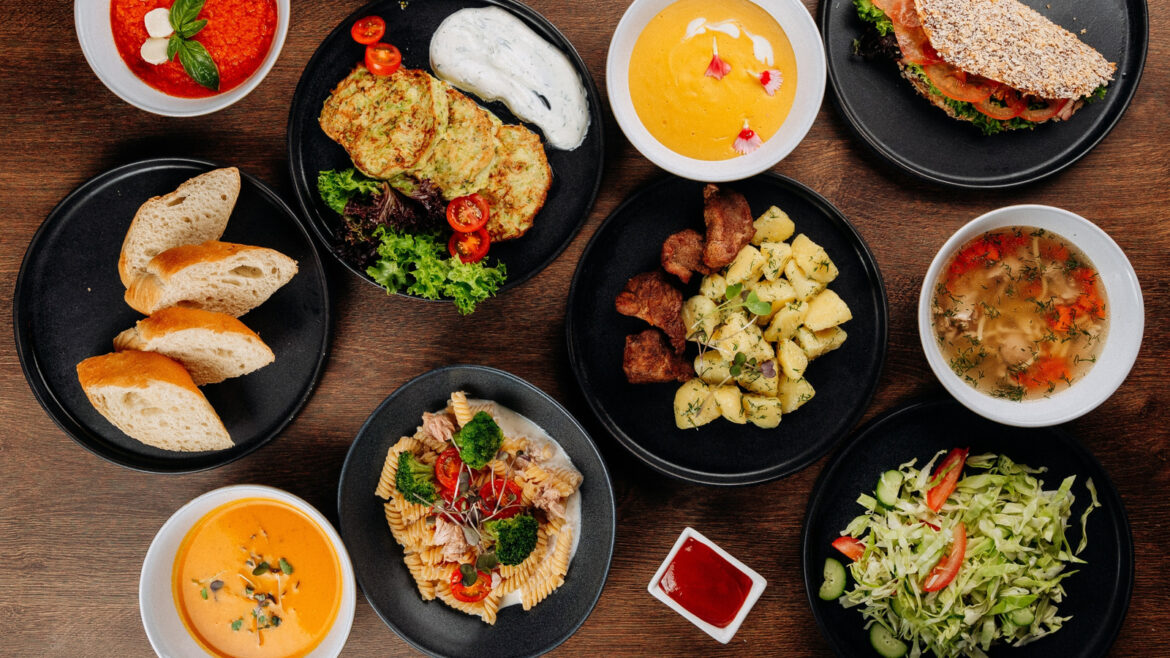 4 Italian Chains That Offer Unlimited Soup, Salad, & Bread