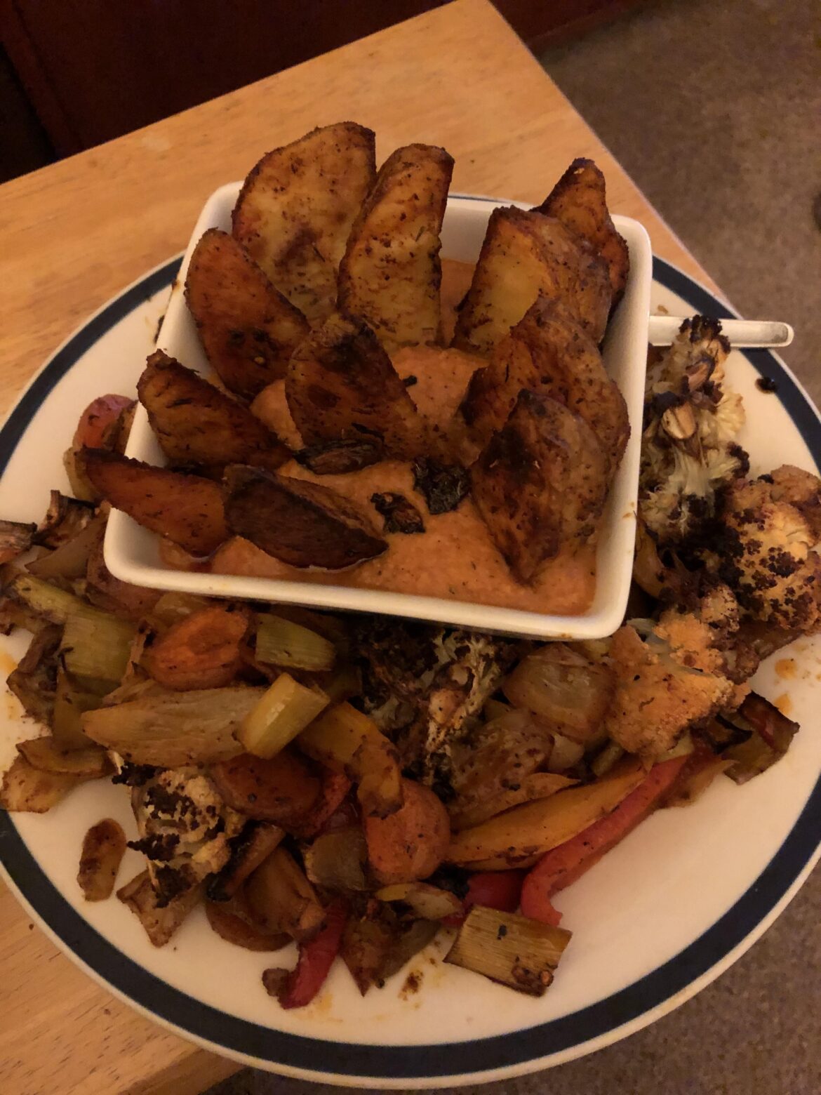 Potato wedges with roasted vegetables and homemade hummus