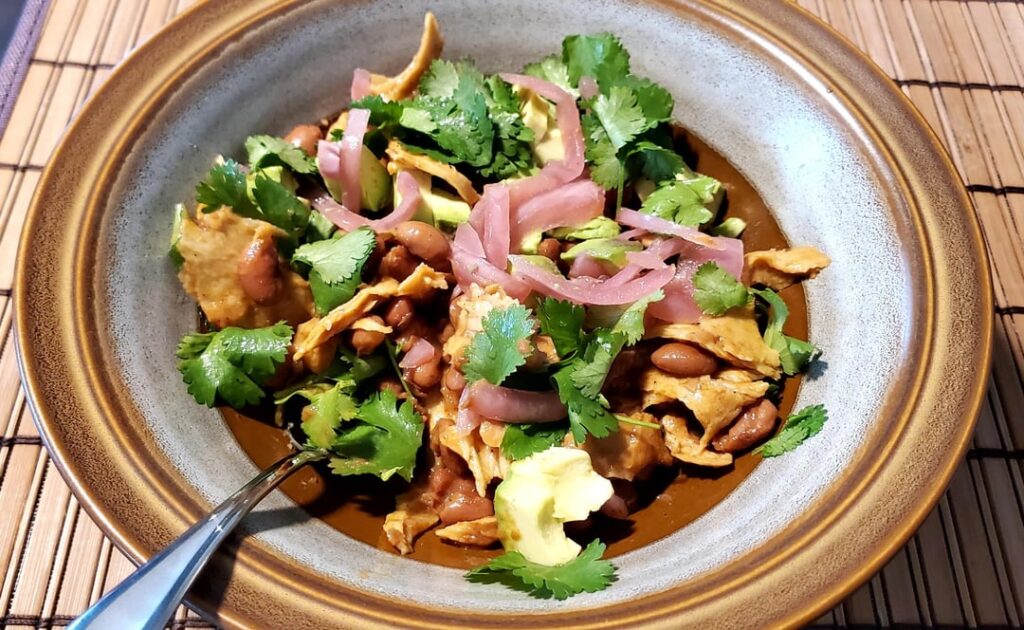 Mexican spiced pinto beans, shredded seitan, avocado, pickled red onions, & cilantro. 502 calories, 41 grams protein.