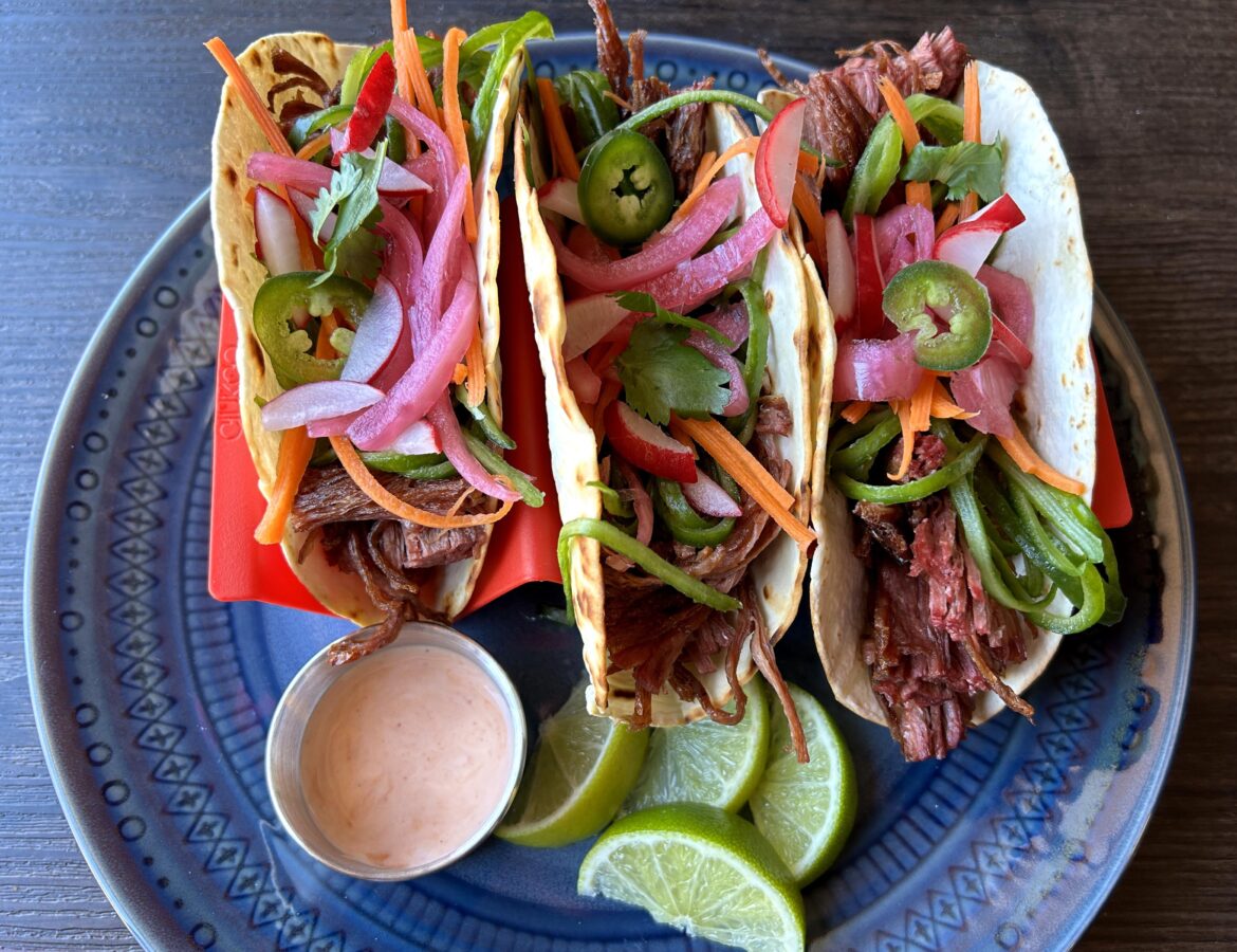(49 g protein & 429 cal) 3 vegan Bahn Mi tacos with creamy sriracha sauce.