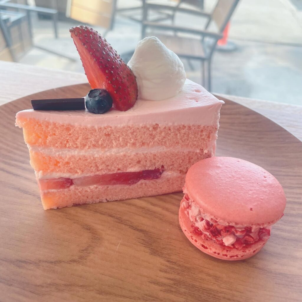 [i ate] strawberry cream cake & raspberry macaroon from tous les jours ♡