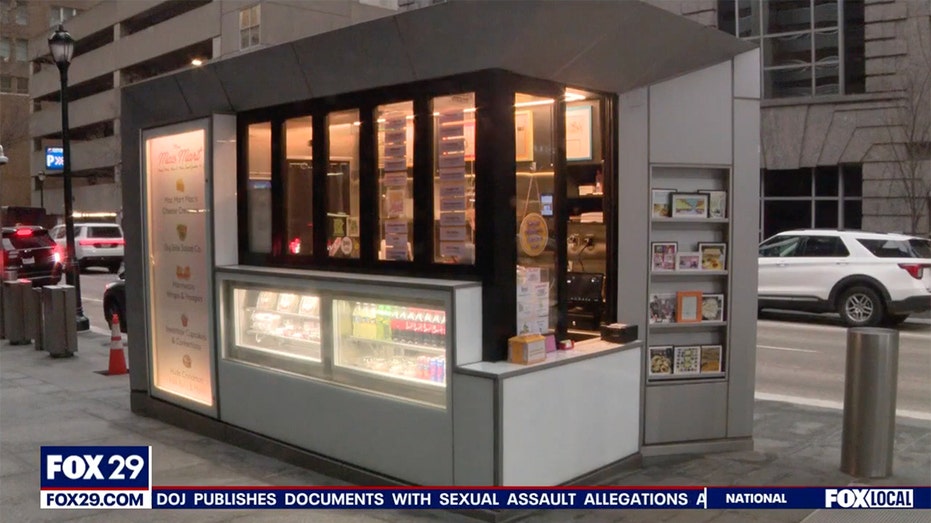 Street view of a Mac-and-Cheese stand.
