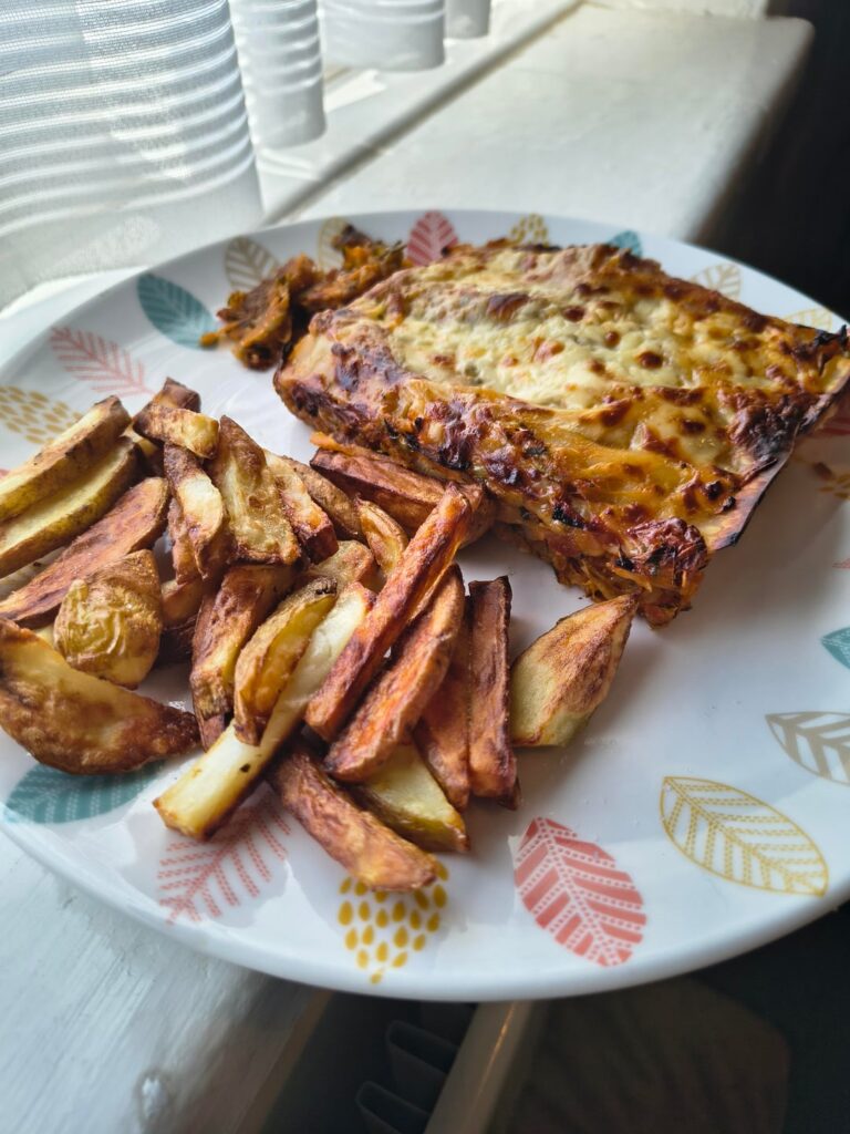 Lasagne-adjacent meal prep (460 cal, 650 with chips)