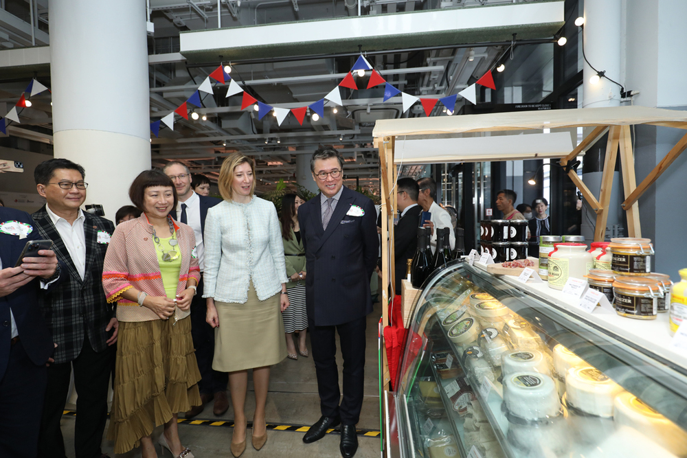 This year's French Traditional Gourmet Market will be the largest to date, held at Central Market and NINA MALL I. Guests visit the market together and pose for photos.