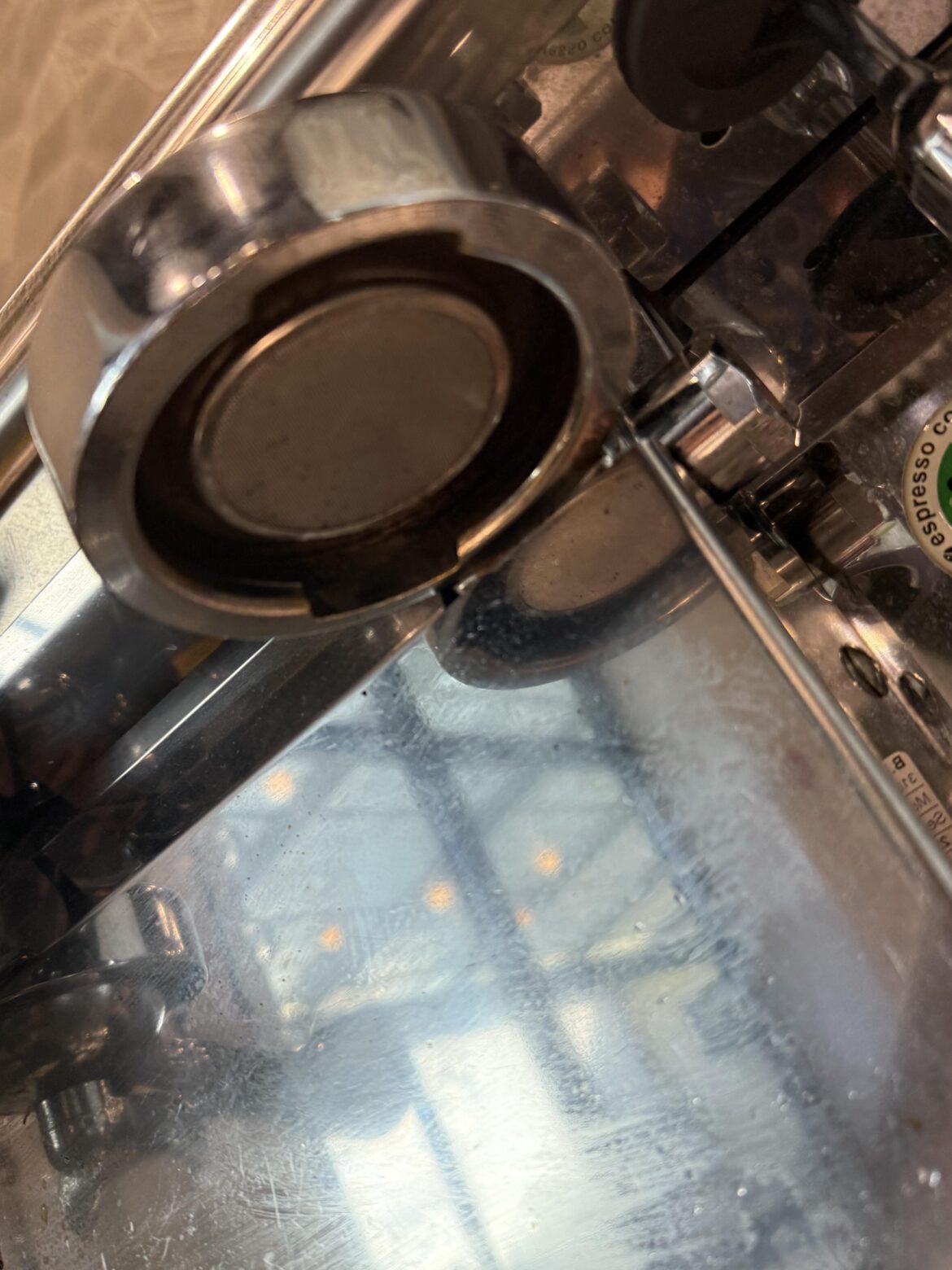 guys please help. How tf do I remove this screen head??? Can I??