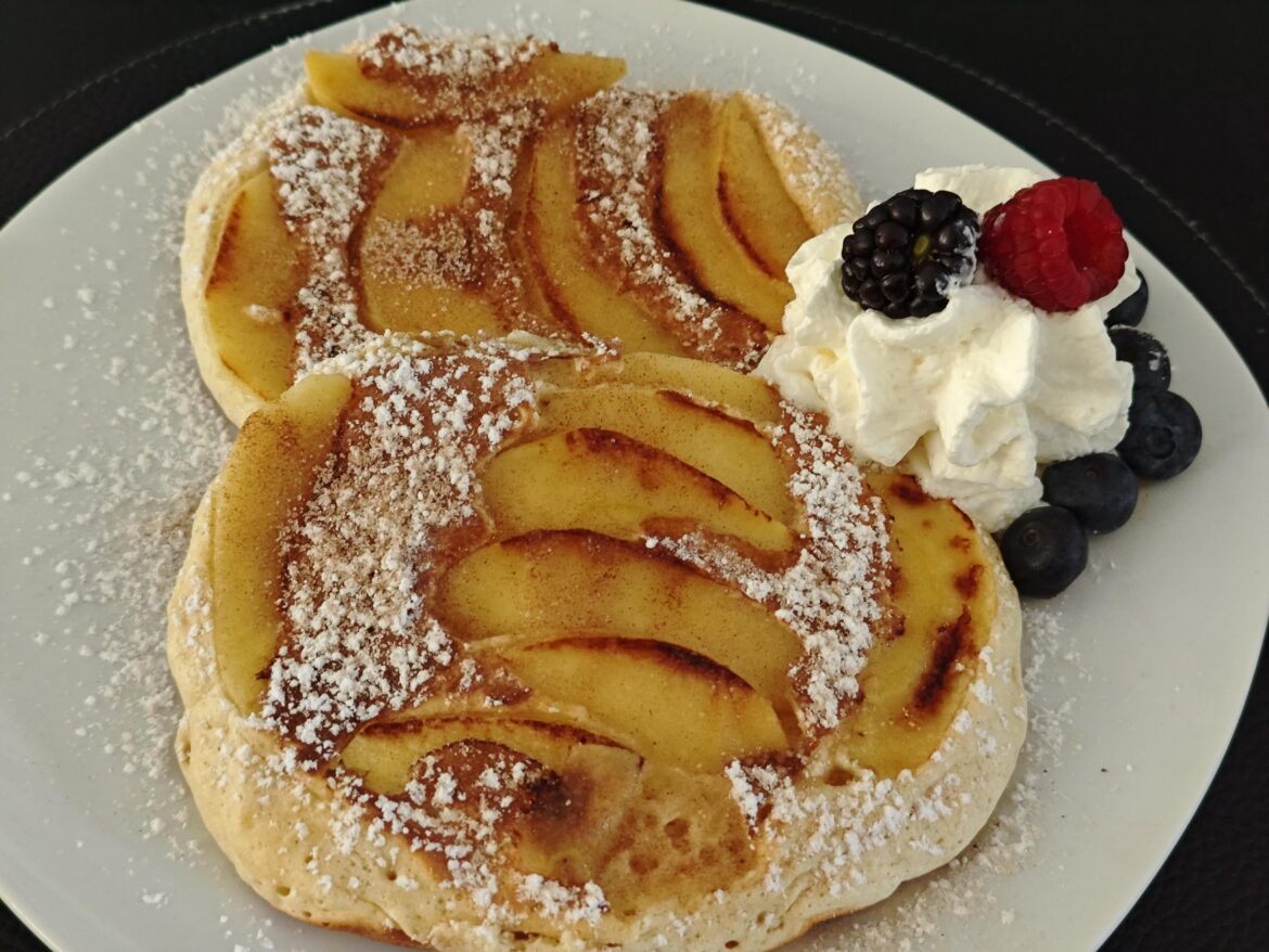 [homemade] Apple Pancakes