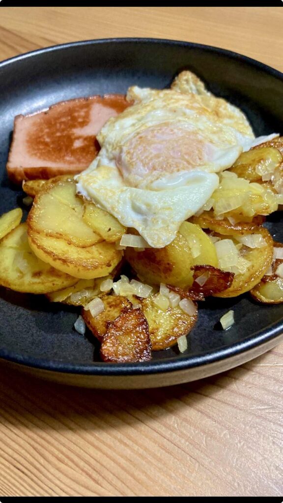Fried potatos, egg over medium, Leberkäse