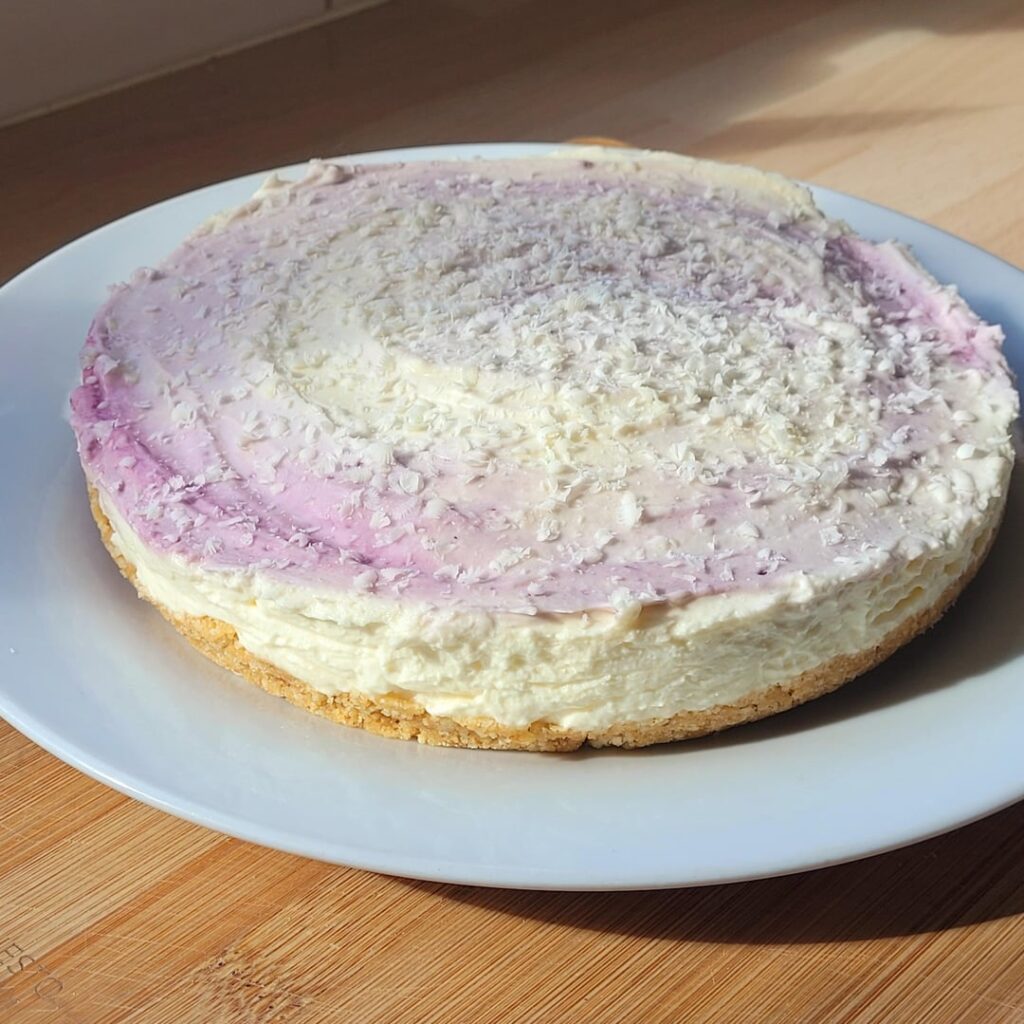 My first ever cheesecake!!!! white choco & blackcurrant :)