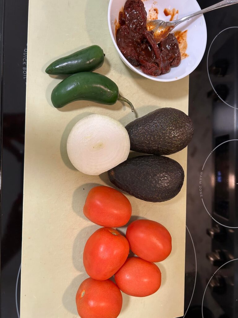 pico de gallo: aguacate ahumoda (spicy avocado)