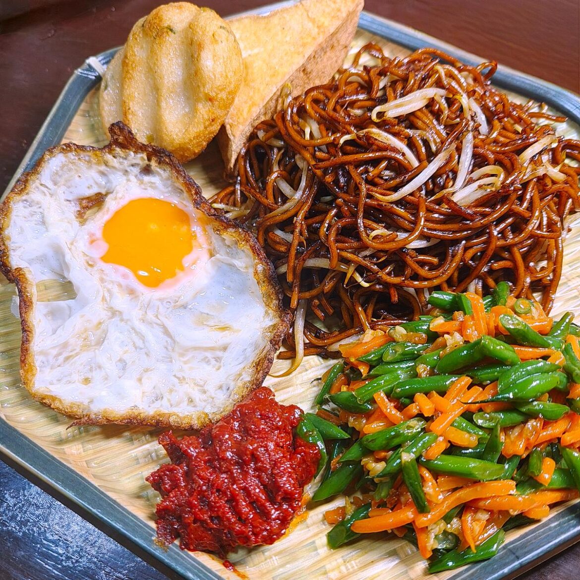Homecooked economic fried noodles with some of my favourite sides that I usually order 🍜 Love the crunchy and sweet french beans the most!! ❤️🤤