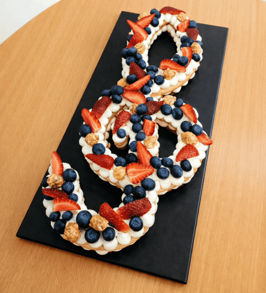 Almond linzer with mascarpone and fruits