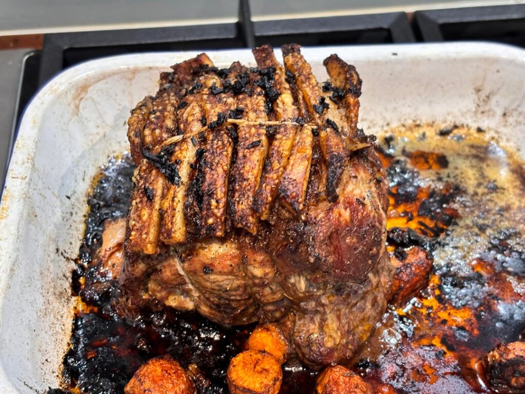 Roast pork n crackling, roast potatoes, broccoli and meat juices gravy.