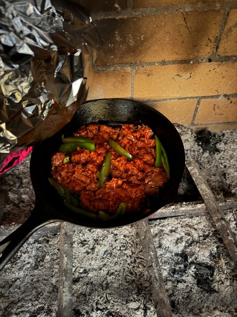 Queso fundido con chorizo y rajas.