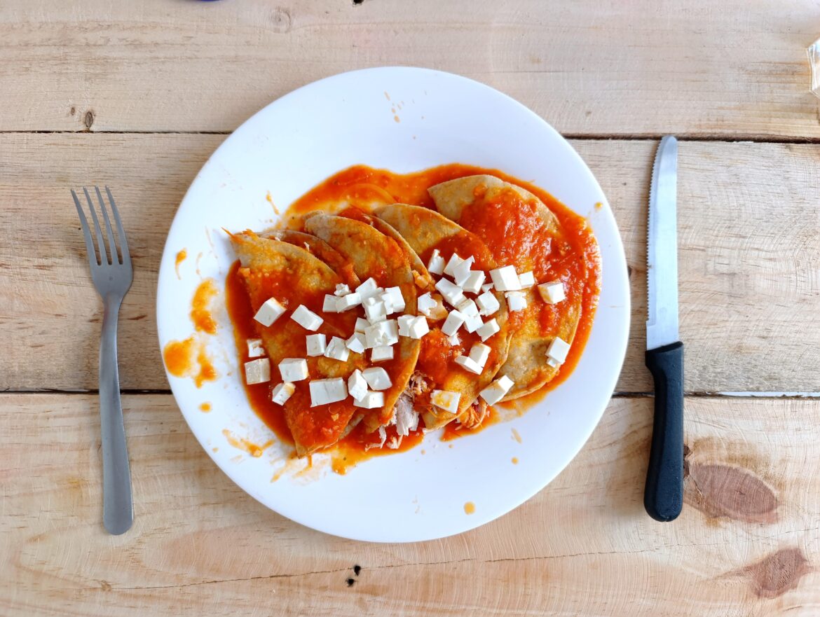 Tacos entomatados de pollo.