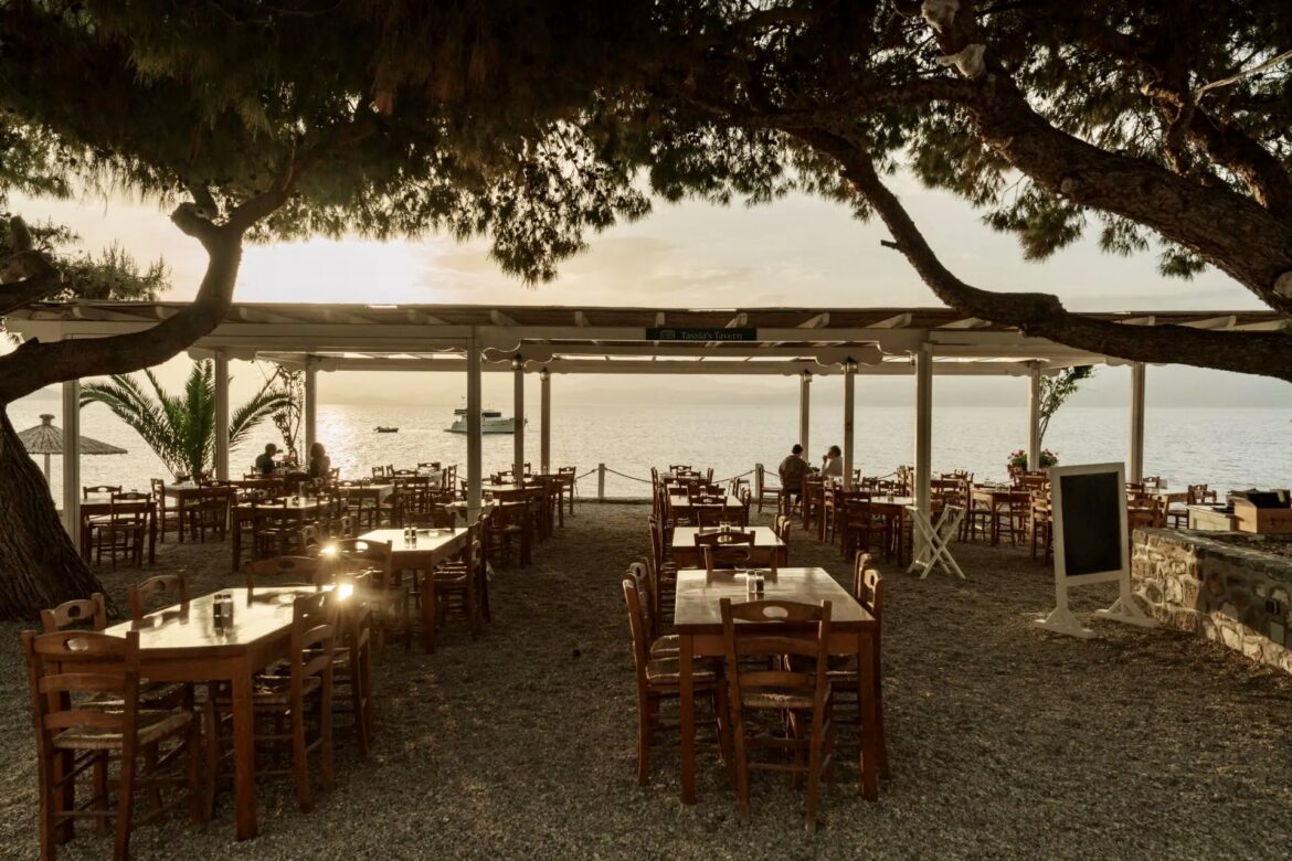 17 Dining Spots in Hydra Fit for a Hollywood Star 17 Dining Spots in Hydra Fit for a Hollywood Star