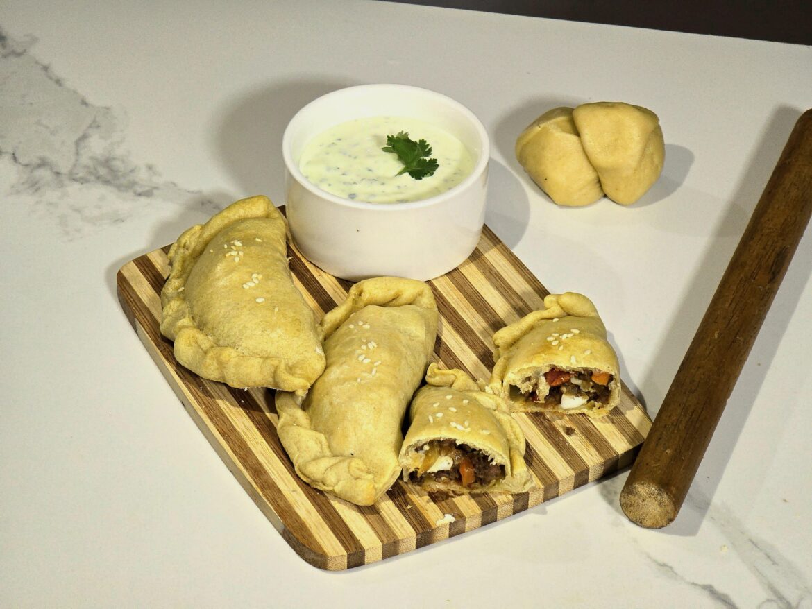 [Homemade] Argentine empanadas with garlic sauce