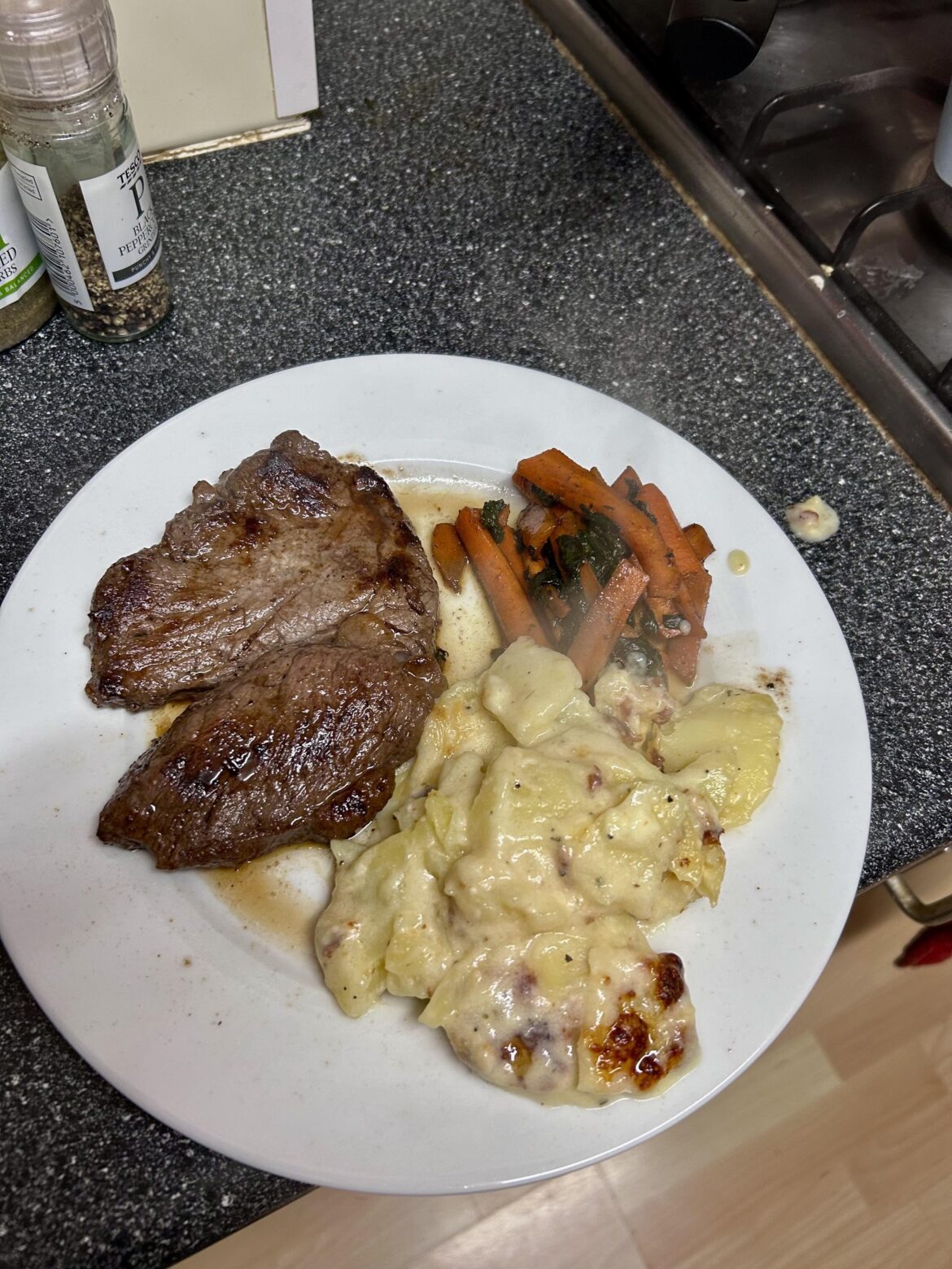 Rump steak, potato gratin, fried spinach/carrot with garlic pepper