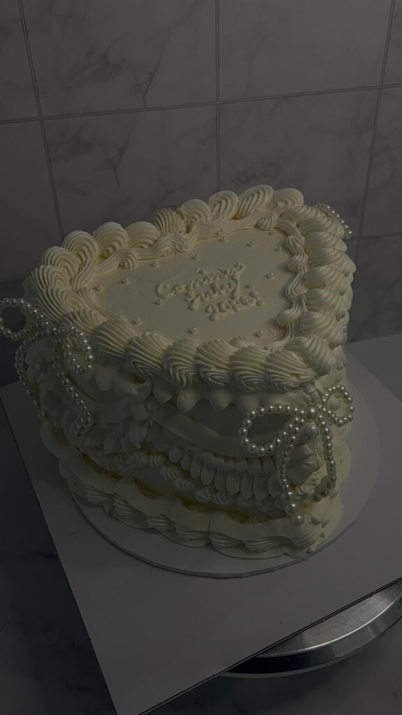 Gender Reveal Cake🩵🩷 thoughts and feedback??