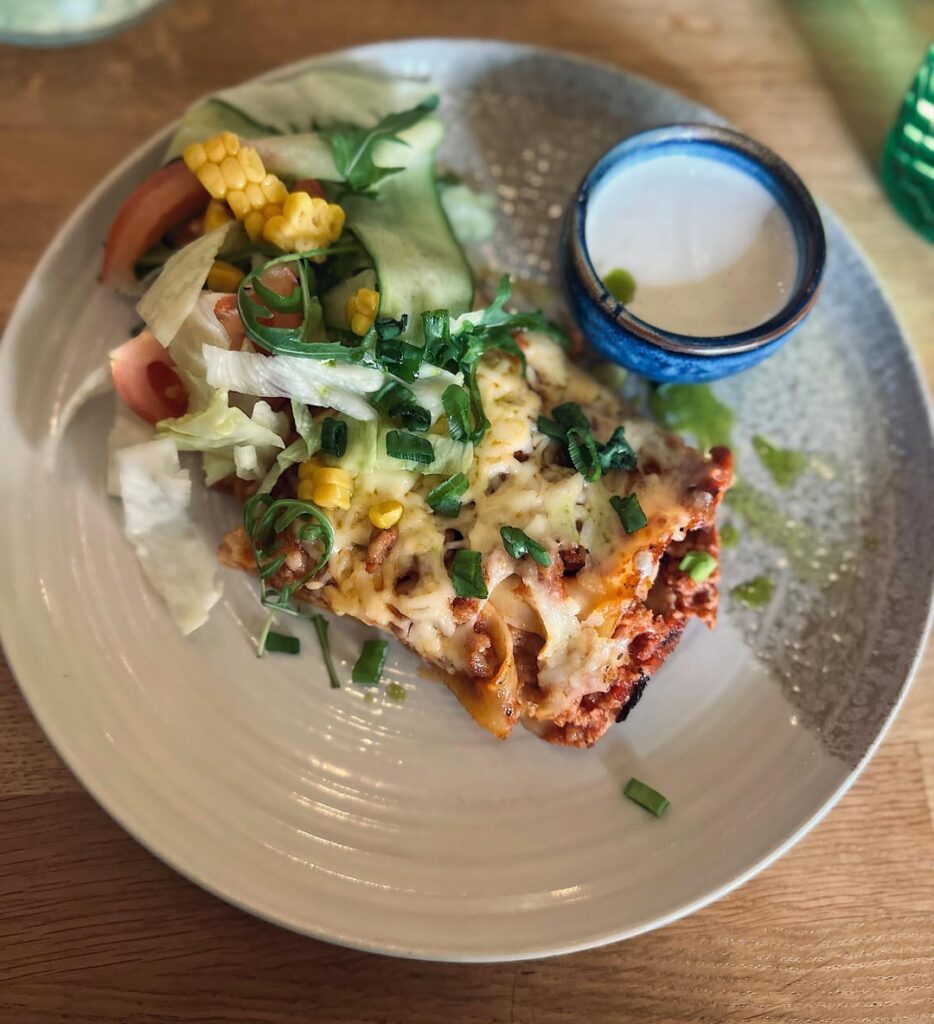 Lasagna with salad and garlic-sour cream sauce