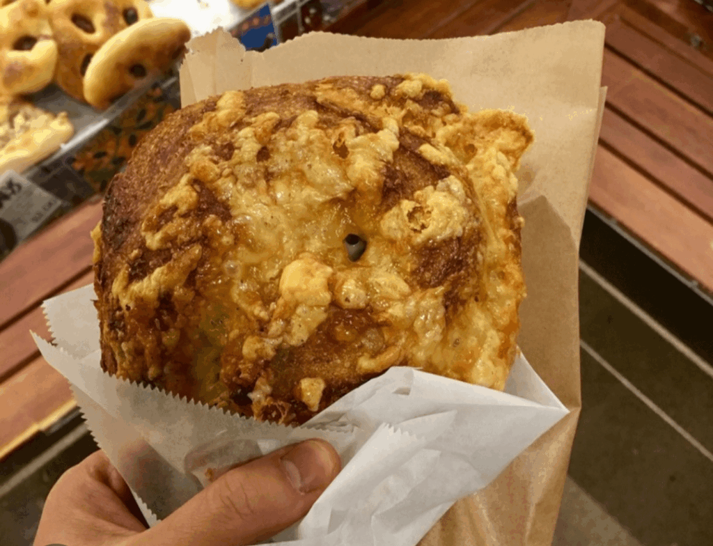 How many calories are in this cheese roll? I don't have many calories left, lol ꃋᴖꃋ