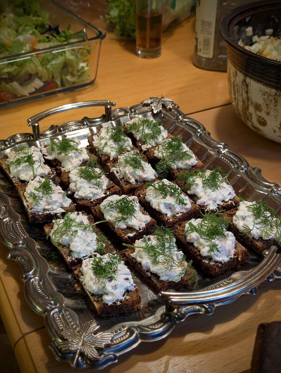 Salt-cured salmon tartare toasts
