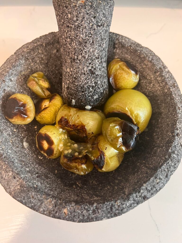 Salsa en molcajete ✨ tangy and spicy 🌶️