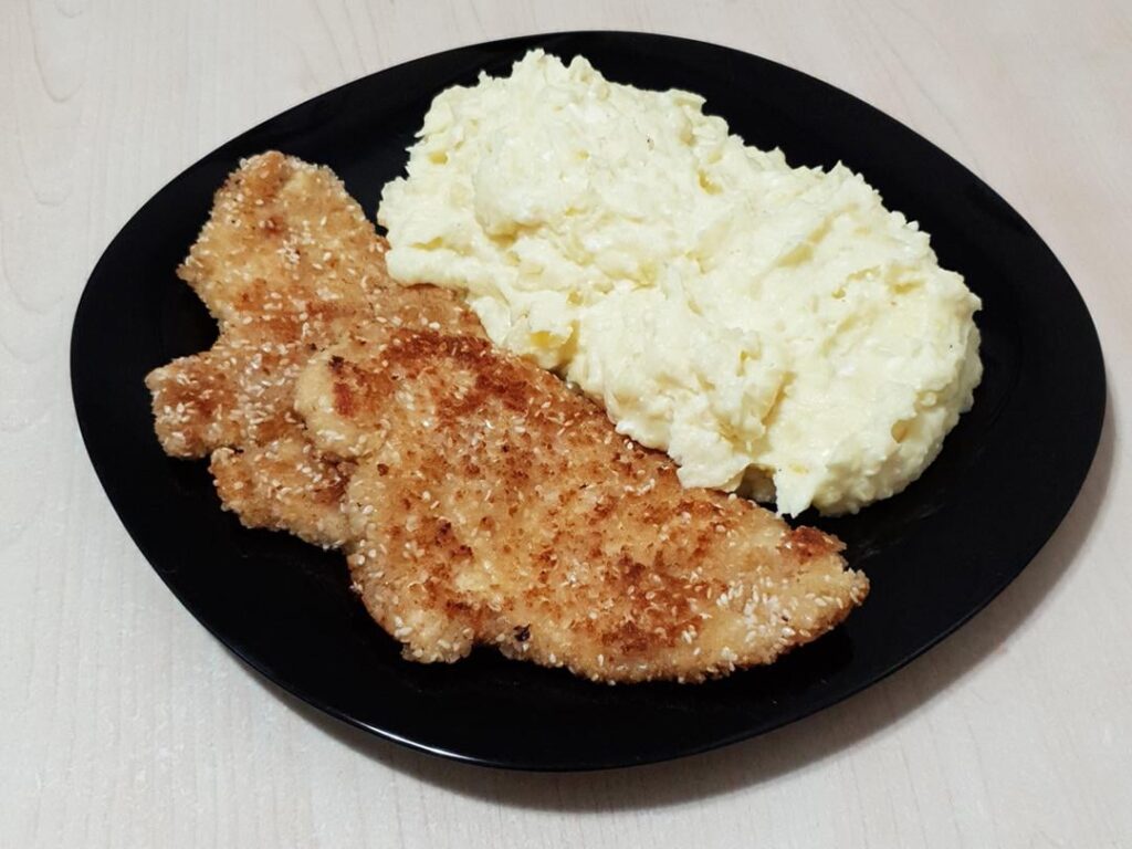Schnitzels and mashed potatoes with butter, sour cream and cheese (sheep telemea).