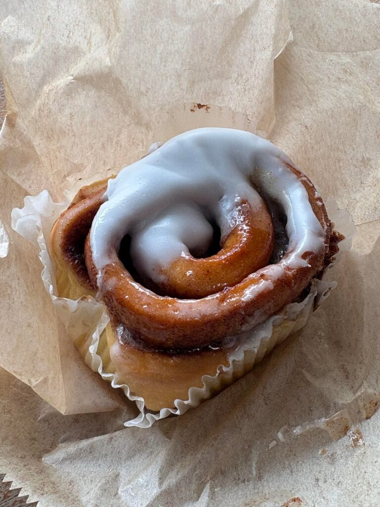 cinnamon roll calories? 600 calories?