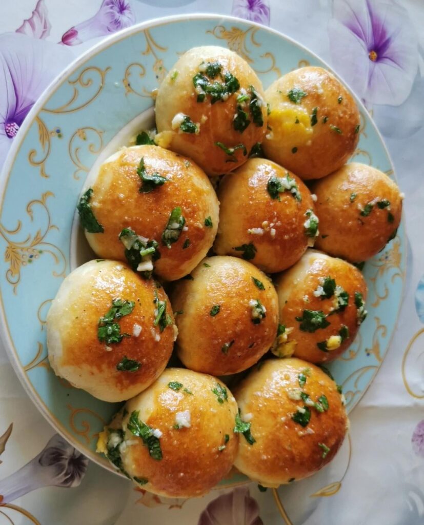 [Homemade] Dinner rolls filled with cheese