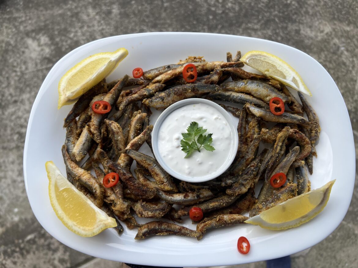 Fried anchovies with white garlic sauce
